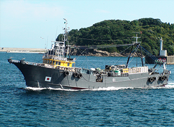 あけぼの丸FACTORYは、漁業者とともに地域の水産業界を支えることで地域経済へ貢献し、伝統の特産品の技術を守ります